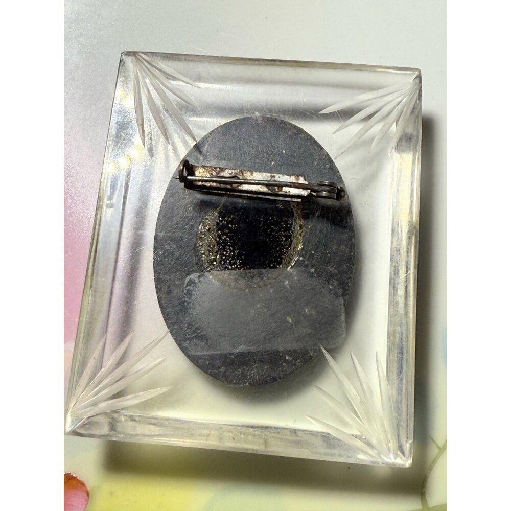 Vintage 40's Cameo Statement Brooch Carved Clear Black Lucite 2.5x2" - Picture 6 of 7
